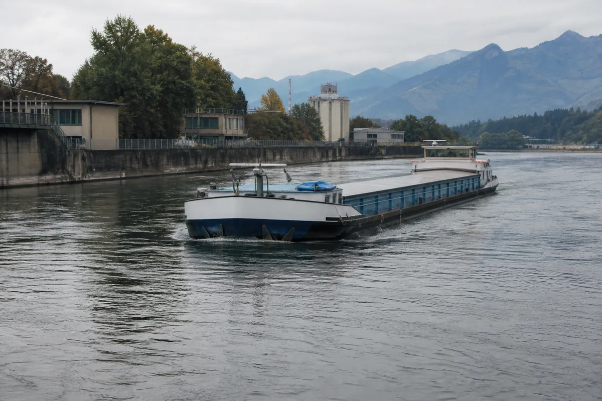 Binnenfrachtschiff, das auf einem europäischen Fluss unterwegs ist